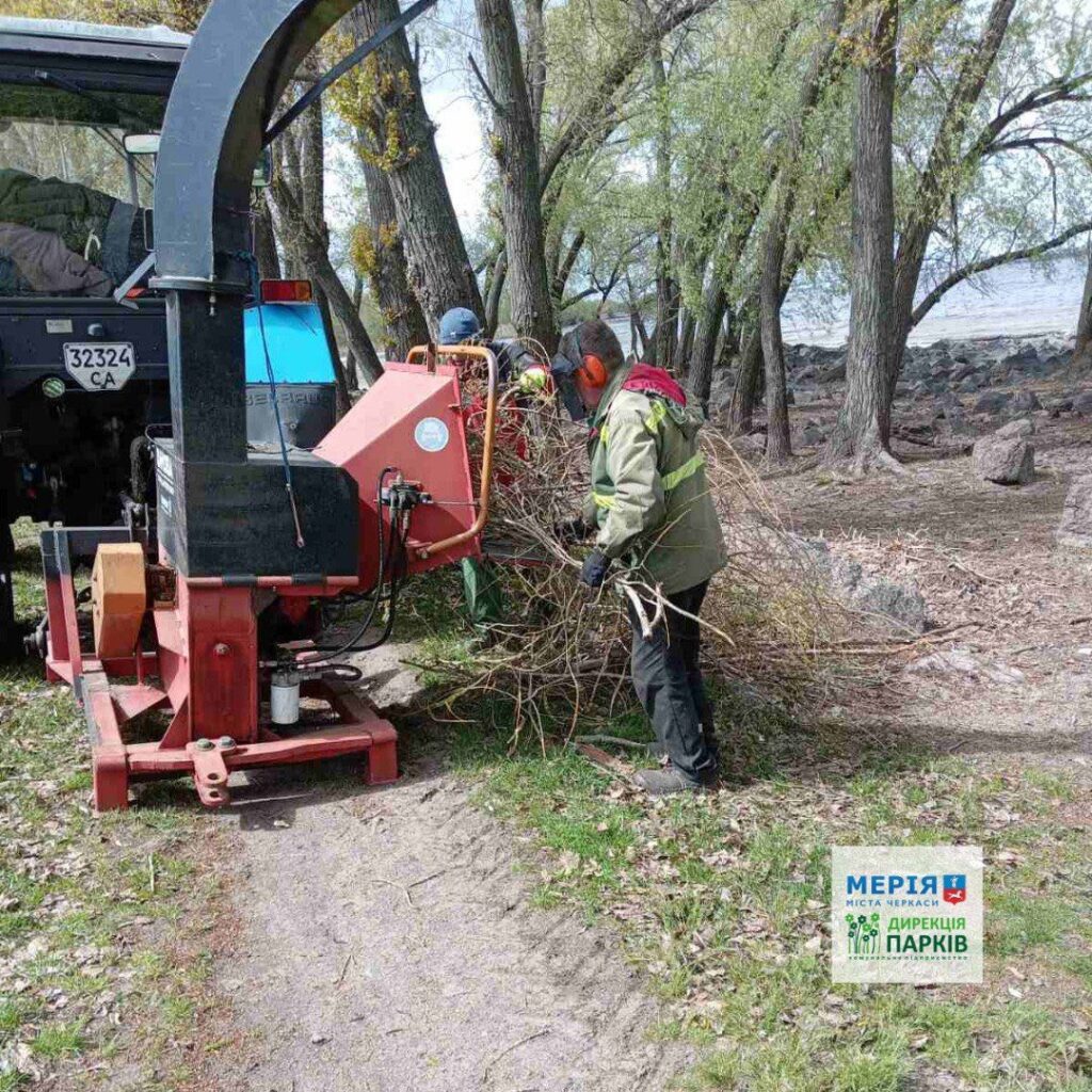 Фото до матеріалу: Черкаські парки відновили порядок після негоди: як працювали ліквідатори