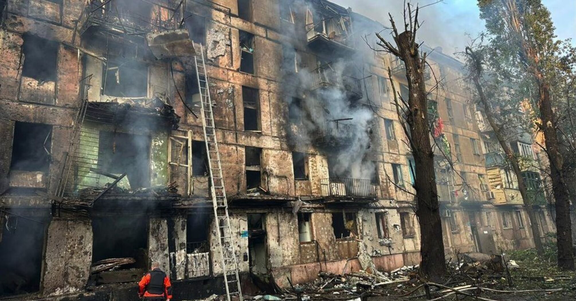 Фото до матеріалу: У Кривому Розі російський дрон влучив у житловий будинок: двоє загиблих, важко поранена дитина