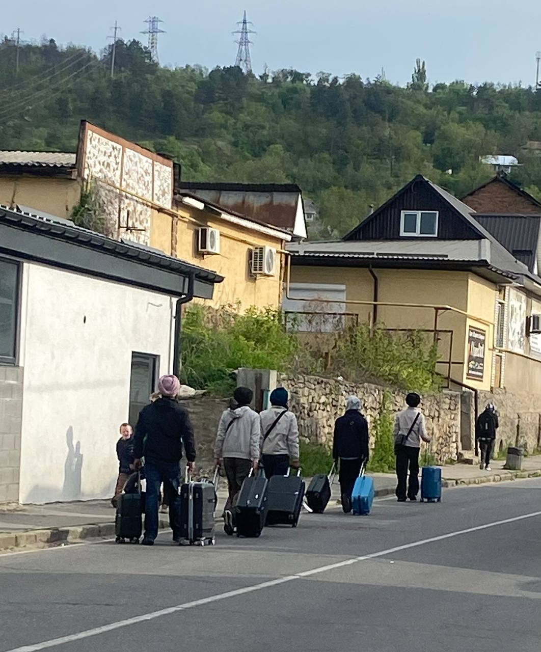 Фото до матеріалу: Група індусів рухається до автовокзалу в Могилеві-Подільському: що це означає для регіону