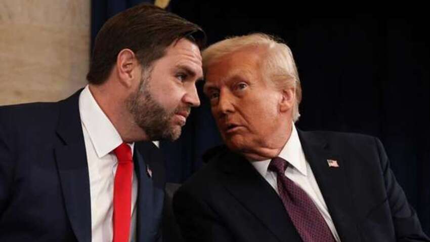 Фото до матеріалу: Трамп залишив інструкції для Венса у столі Resolute: деталі з Білого дому