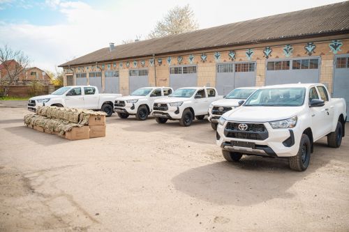 Фото до матеріалу: Вінничина передала військовим партію пікапів Toyota Hilux: Авто новини від AUTO-Consulting