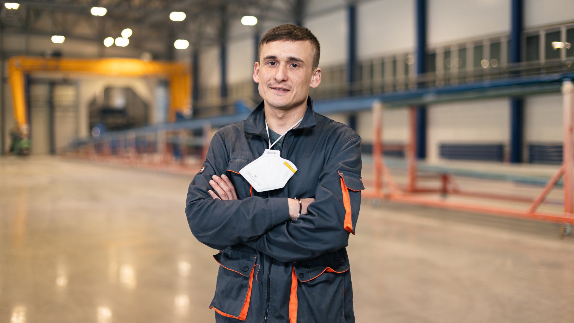 Фото до матеріалу: Ветеран Микола Стратієнко працює водієм на закарпатському виробництві вітротурбін