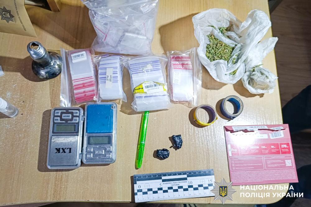 Фото до матеріалу: У Костополі поліцейські затримали наркоторговця, який розповсюджував наркотики через інтернет-чати