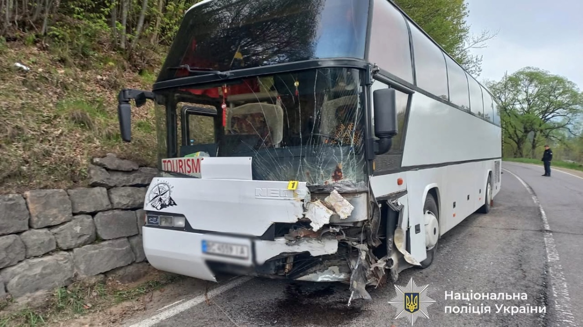 Фото до матеріалу: У Татарові легковик злетів у річку Прут після зіткнення з автобусом