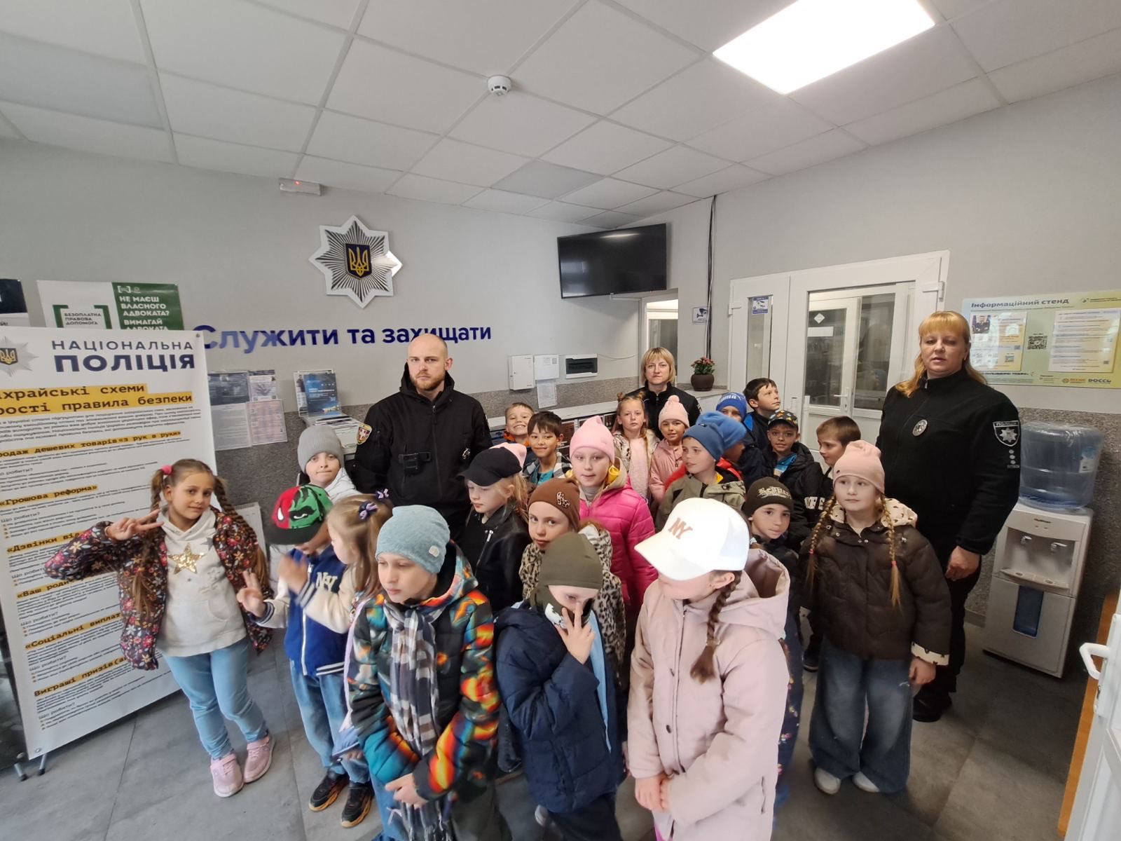 Фото до матеріалу: «Custody Records» та відбитки пальців: школярі вивчали роботу поліції у Володимирі