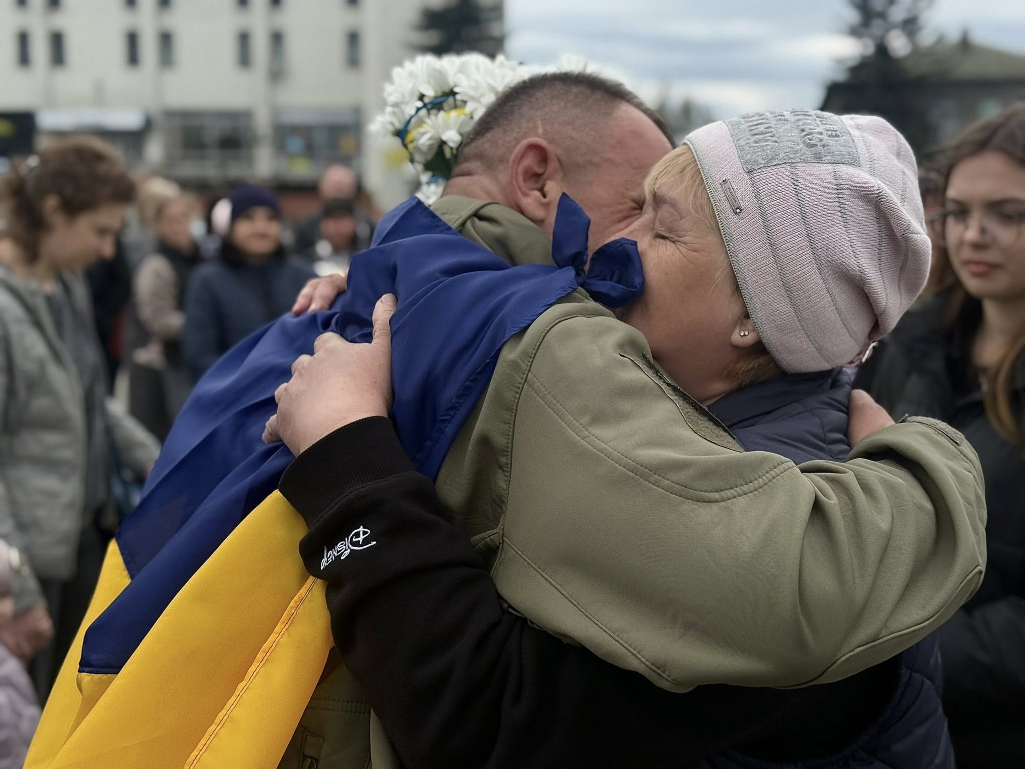 Фото до матеріалу: У Любомлі зустріли Андрія Жолоба, якого визволили з полону