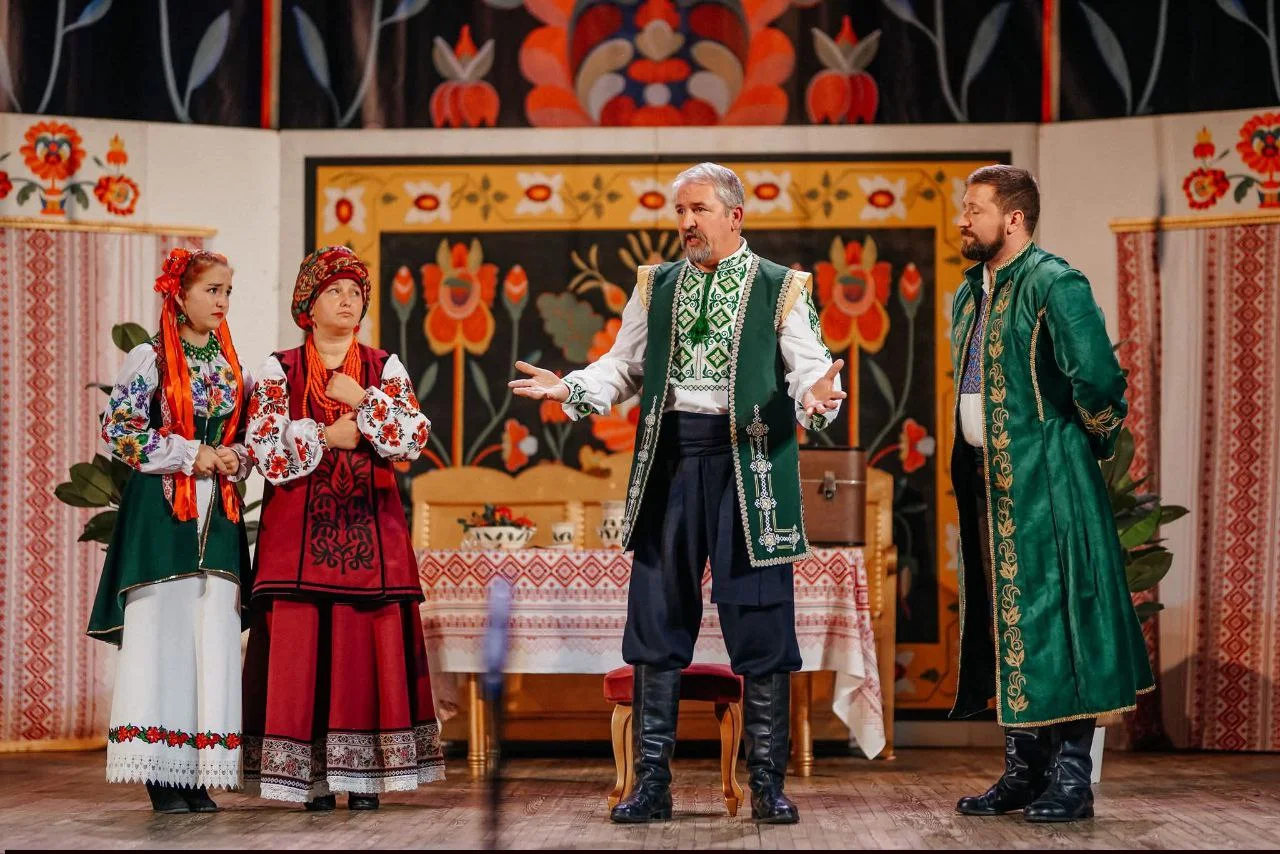Фото до матеріалу: Барський МХАТ об'єднує Україну: «Мартин Боруля» зібрала аншлаги з ветеранами та родин військових