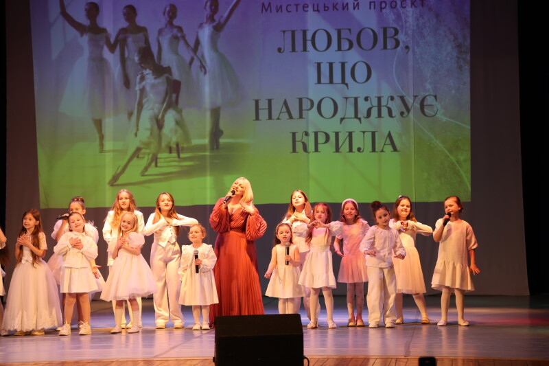 Фото до матеріалу: Матерів Луцька привітали святковими концертами: «Любов, що народжує крила»