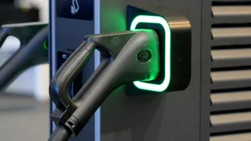 Фото до матеріалу: Швидкісна зарядка від ABB E-mobility навчилась знижувати навантаження на мережі