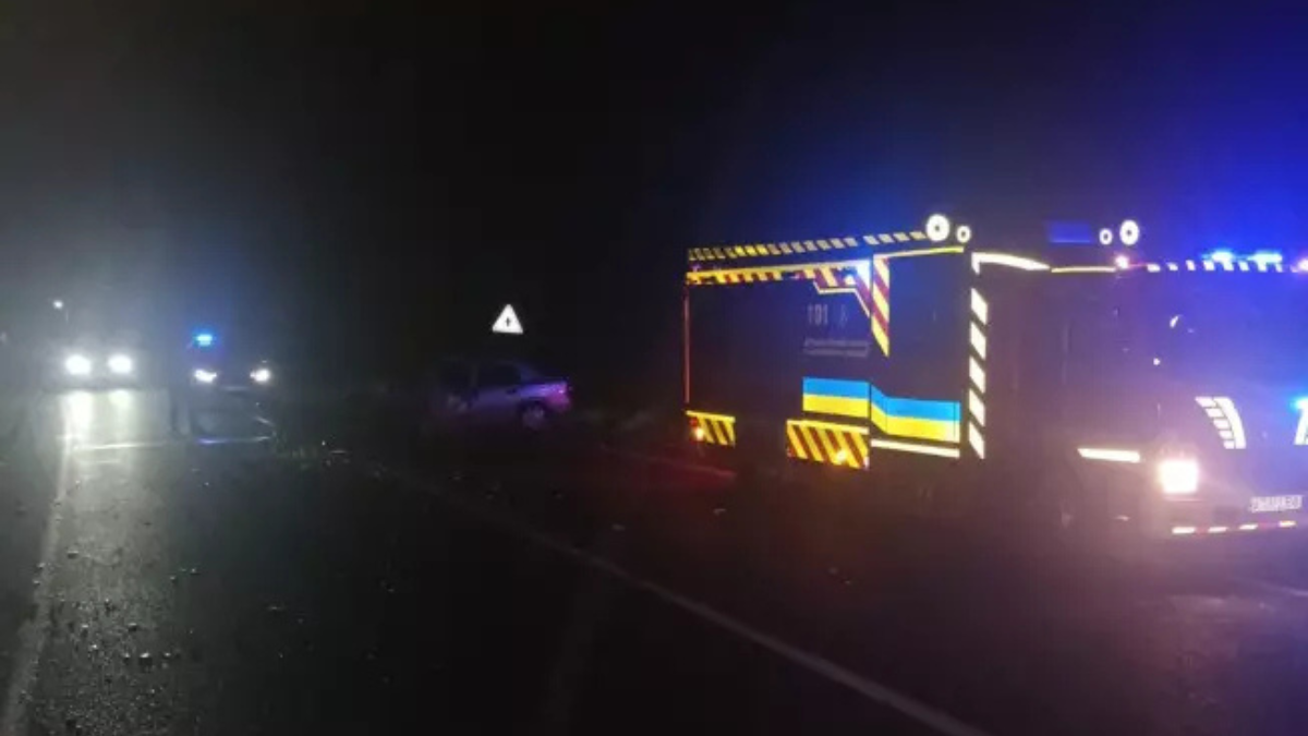 Фото до матеріалу: У Калуші після нічної ДТП рятувальники відключили акумулятори