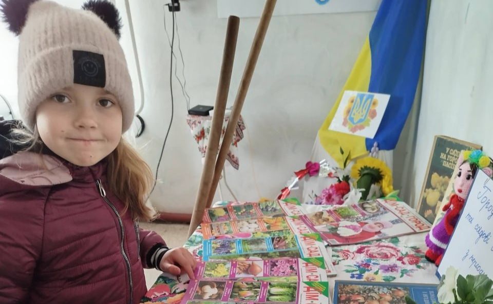 Фото до матеріалу: У Михнівській бібліотеці відкрили виставку з порадами для садівників та городників