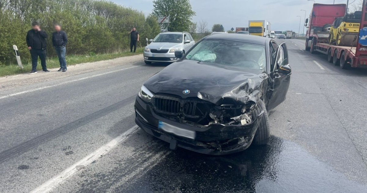 Фото до матеріалу: Біля Львова після зіткнення Hyundai та BMW авто злетіло з дороги — LVIV.MEDIA