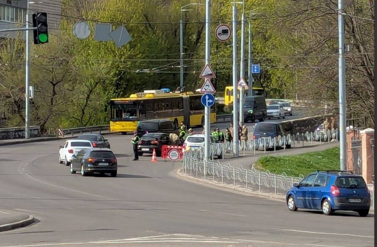 Фото до матеріалу: Міноборони заборонило ТЦК самостійно перекривати дороги: що відомо про нові правила