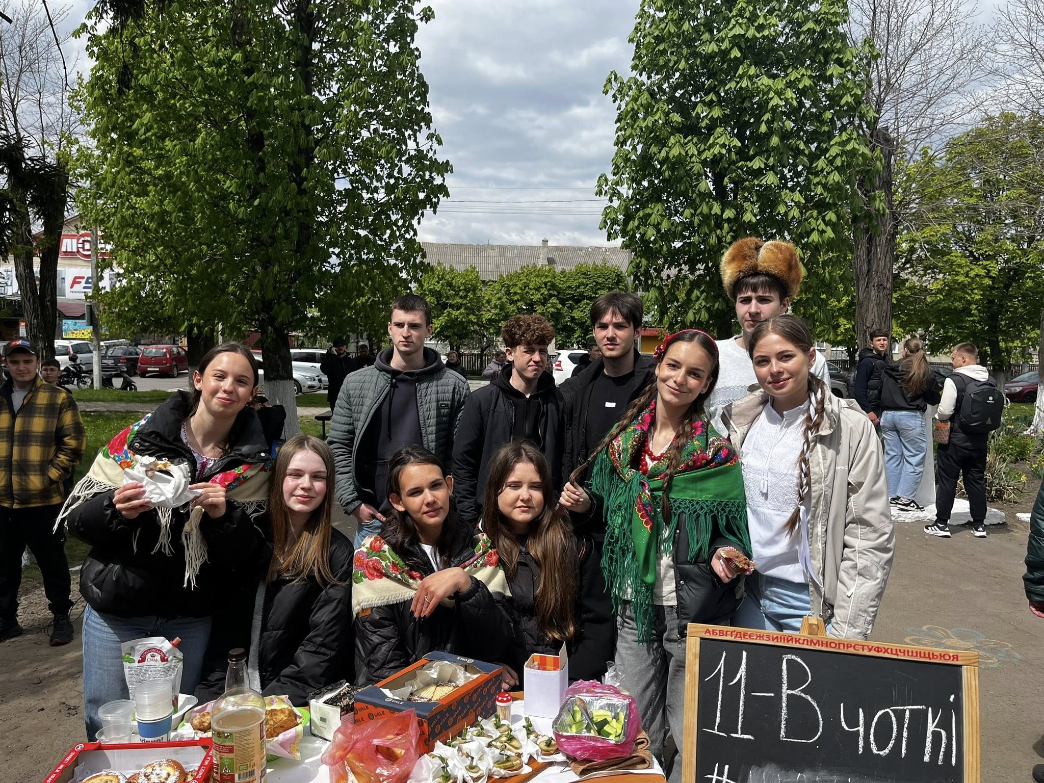 Фото до матеріалу: У Любашівському ліцеї збирають кошти на допомогу захисників через ярмарок