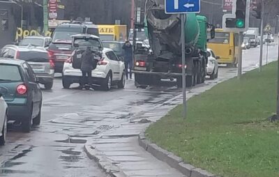 Фото до матеріалу: У Львові спробували підпалити мечеть: невідомий кинув пляшки із запалювальною сумішшю
