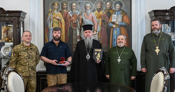 Фото до матеріалу: Митрополит Епіфаній зустрівся з командирами «Азову»: молилися за полонених