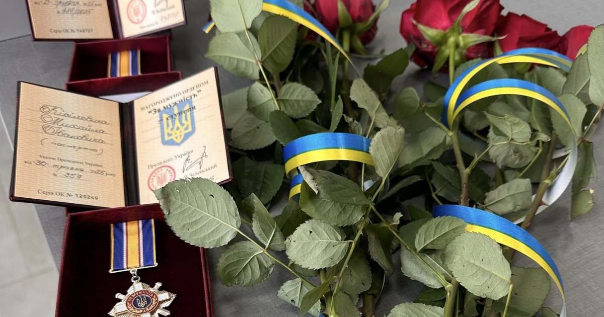 Фото до матеріалу: У Великих Мостах двох захисників посмертно нагородили держнагородами