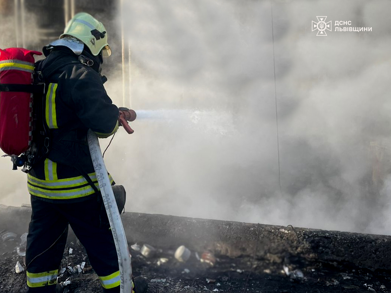 Фото до матеріалу: Російська атака на Львівщині: перші фото з місця вибухів у Жовкві