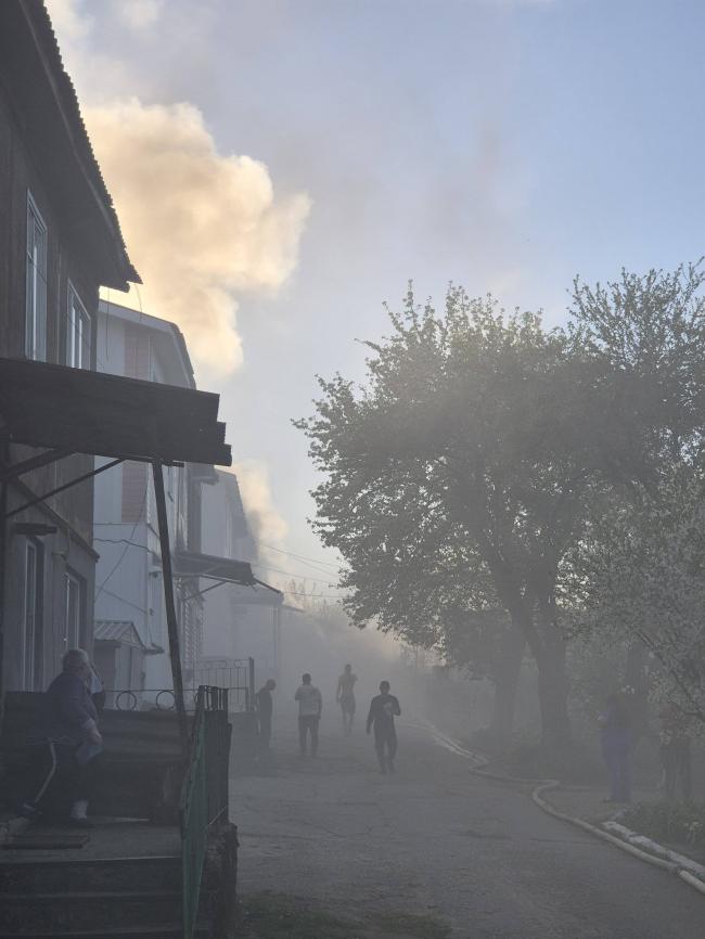 Фото до матеріалу: Пожежа в Острозі: залучені екіпажі з трьох міст для ліквідації вогню