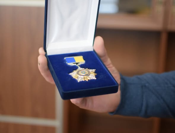 Фото до матеріалу: Батькам Героя України зі Шполянщини вручили посмертну відзнаку їхнього сина