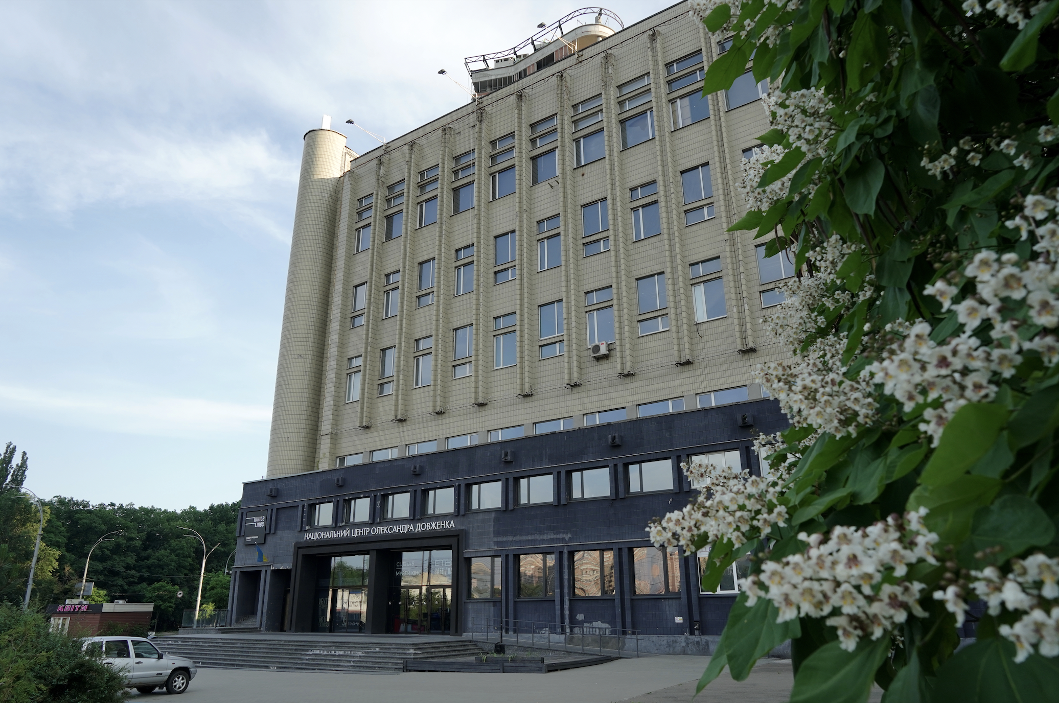 Фото до матеріалу: У Києві почали реконструкцію фасаду Довженко-Центру