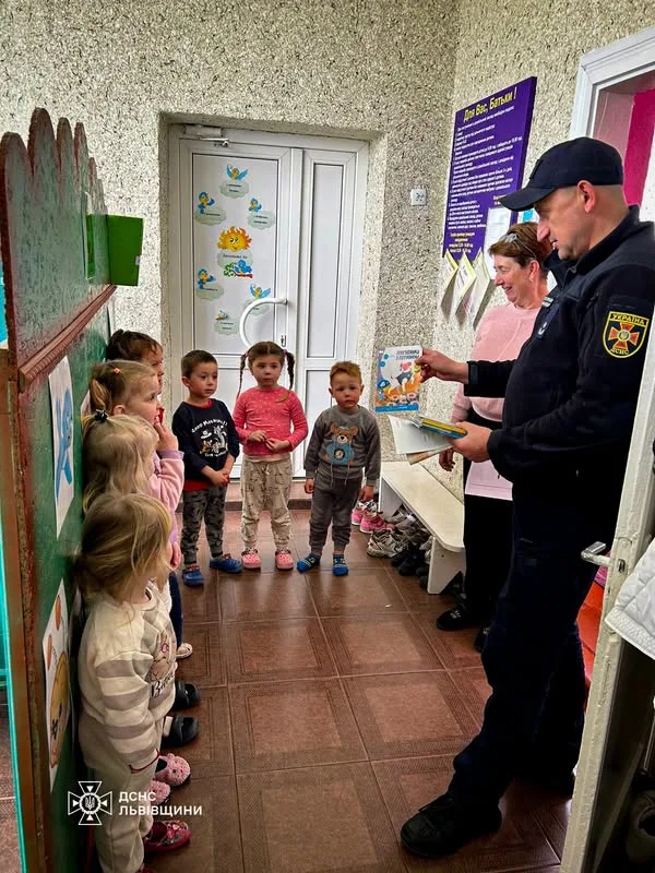 Фото до матеріалу: Безпека в Лопатині: рятувальники та поліція провели інструктаж для мешканців