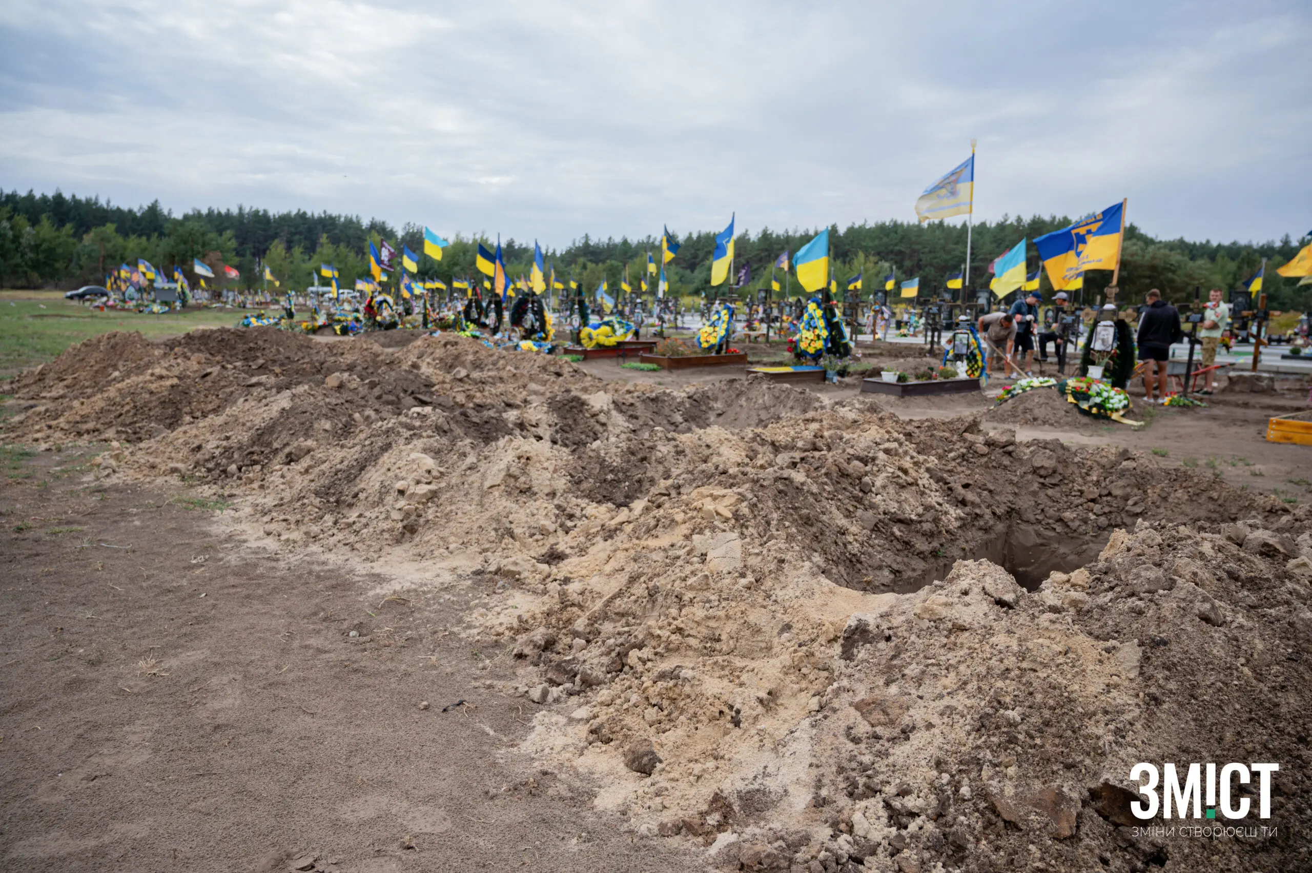 Фото до матеріалу: Сміття, провалюючіся могили та загроза вибуху: мешканці Затурина вимагають вирішення проблем