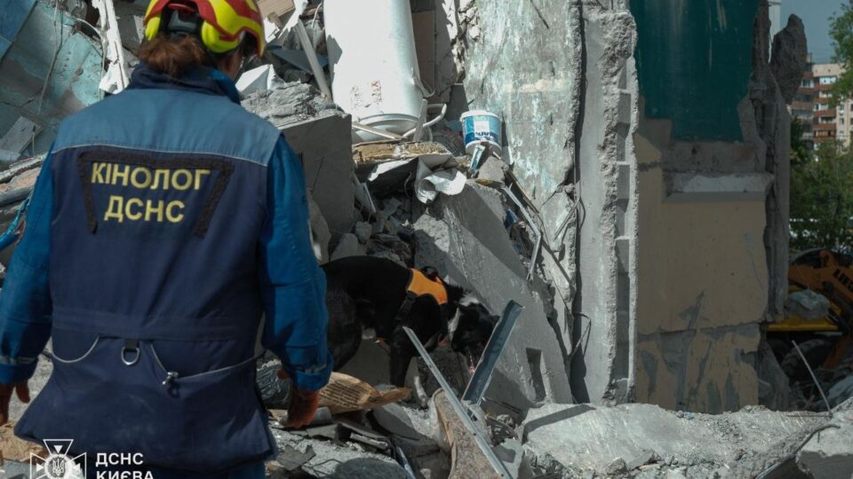 Фото до матеріалу: У Києві зросла кількість жертв: під завалами шукають людей