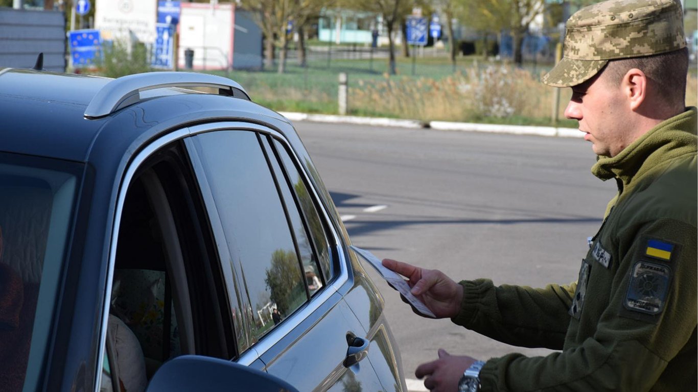 Фото до матеріалу: Десятки авто у черзі: водіїв попереджають про затримки на кордоні
