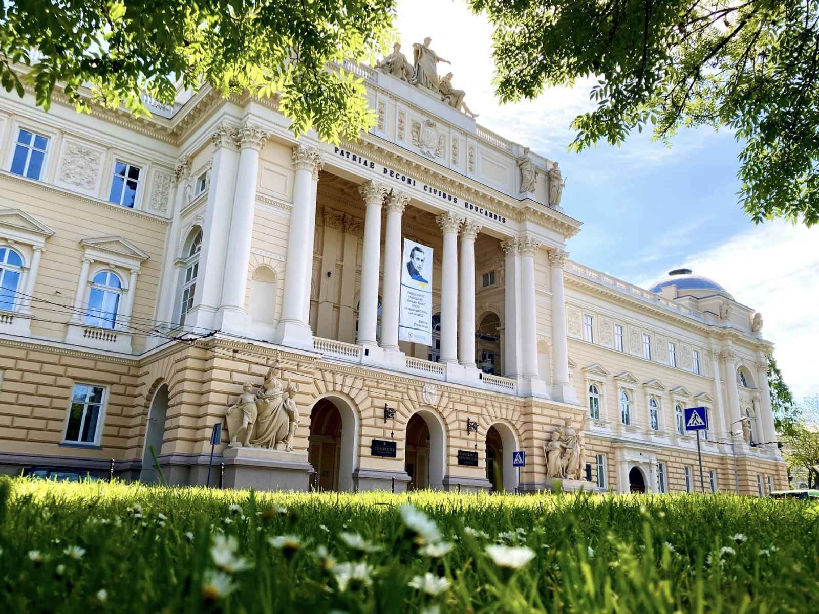 Фото до матеріалу: Forbes Ukraine визнав найкращі факультети: львівські виші в топі рейтингу