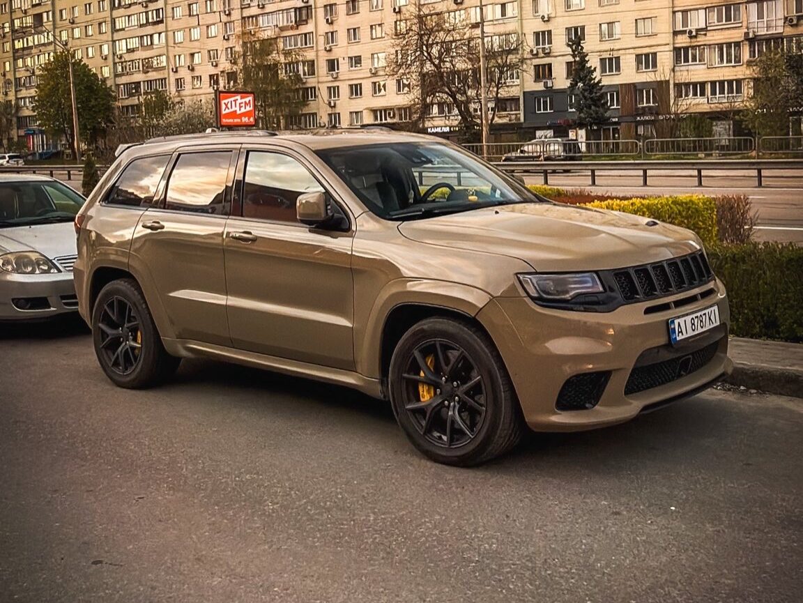 Фото до матеріалу: У Києві на вулицях з'явився потужний Jeep Grand Cherokee Trackhawk