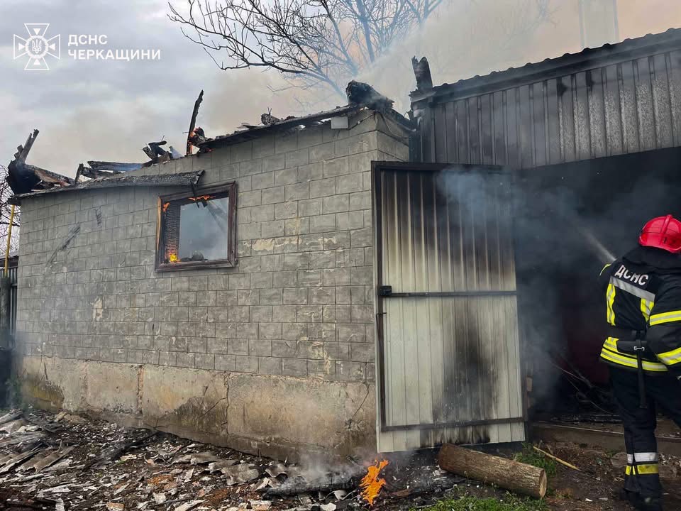 Фото до матеріалу: Двоє постраждали у пожежах на Черкащині: чоловік самостійно гасив вогонь, інший опинився в епіцентрі займання