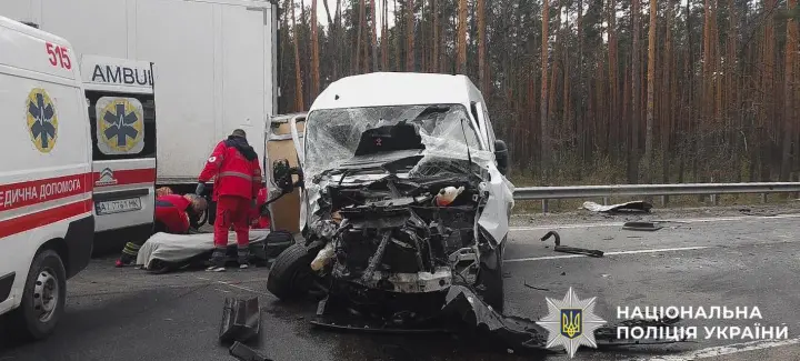 Фото до матеріалу: На Варшавській трасі біля Бородянки сталася аварія за участю шести авто: пʼять постраждалих
