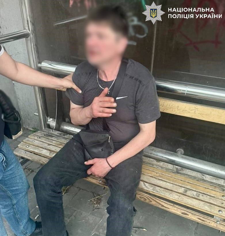Фото до матеріалу: У Києві затримали чоловіка, який намагався розбещити 8-річну дівчинку у вбиральні лікарні