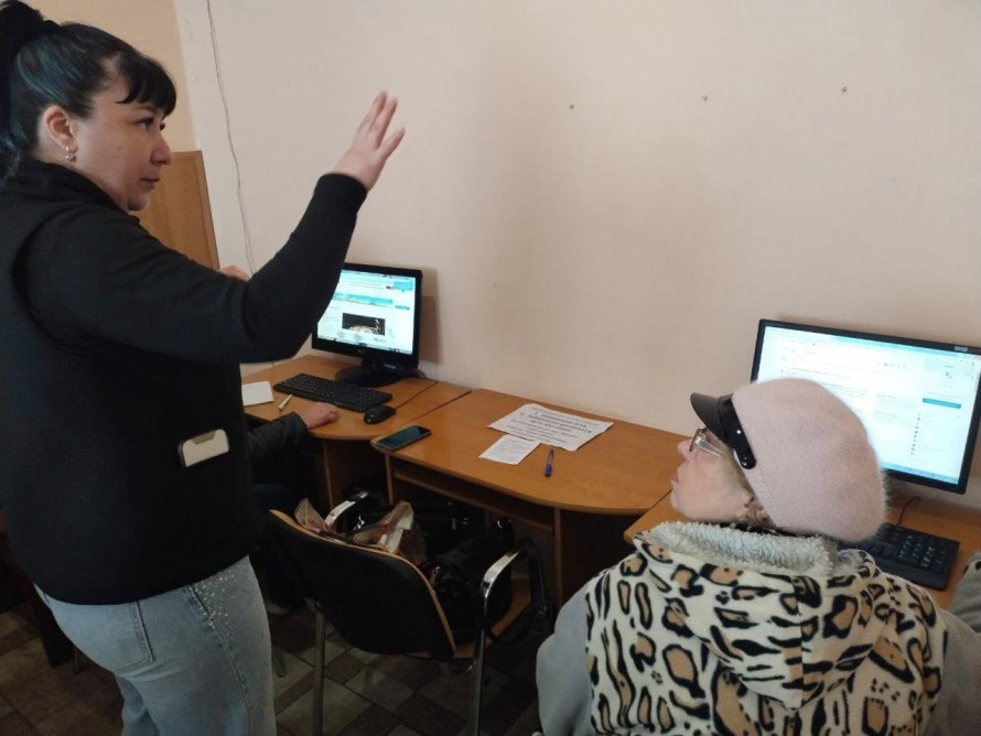 Фото до матеріалу: Цифрова освіта без меж: пенсіонери Кам'янського вивчають штучний інтелект
