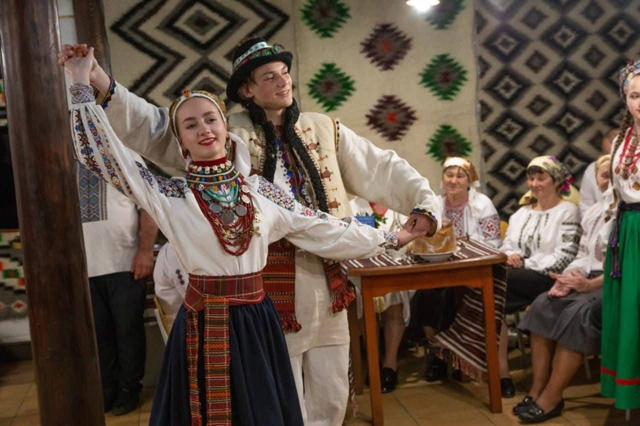 Фото до матеріалу: У Коломиї відтворили автентичне весілля села Саджавка