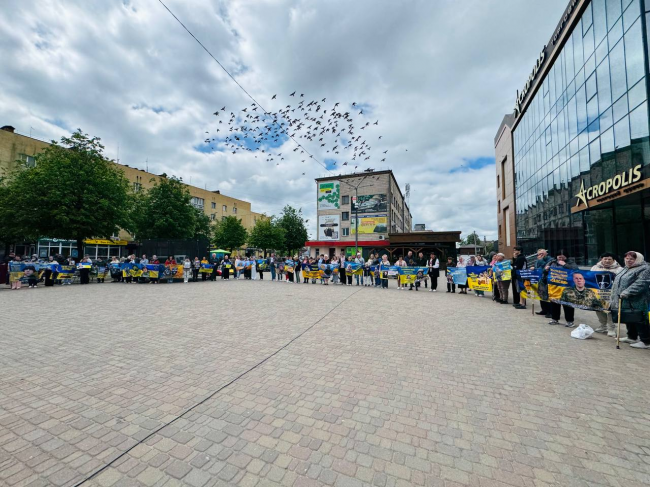 Фото до матеріалу: У Костополі матері безвісти зниклих захисників провели акцію підтримки