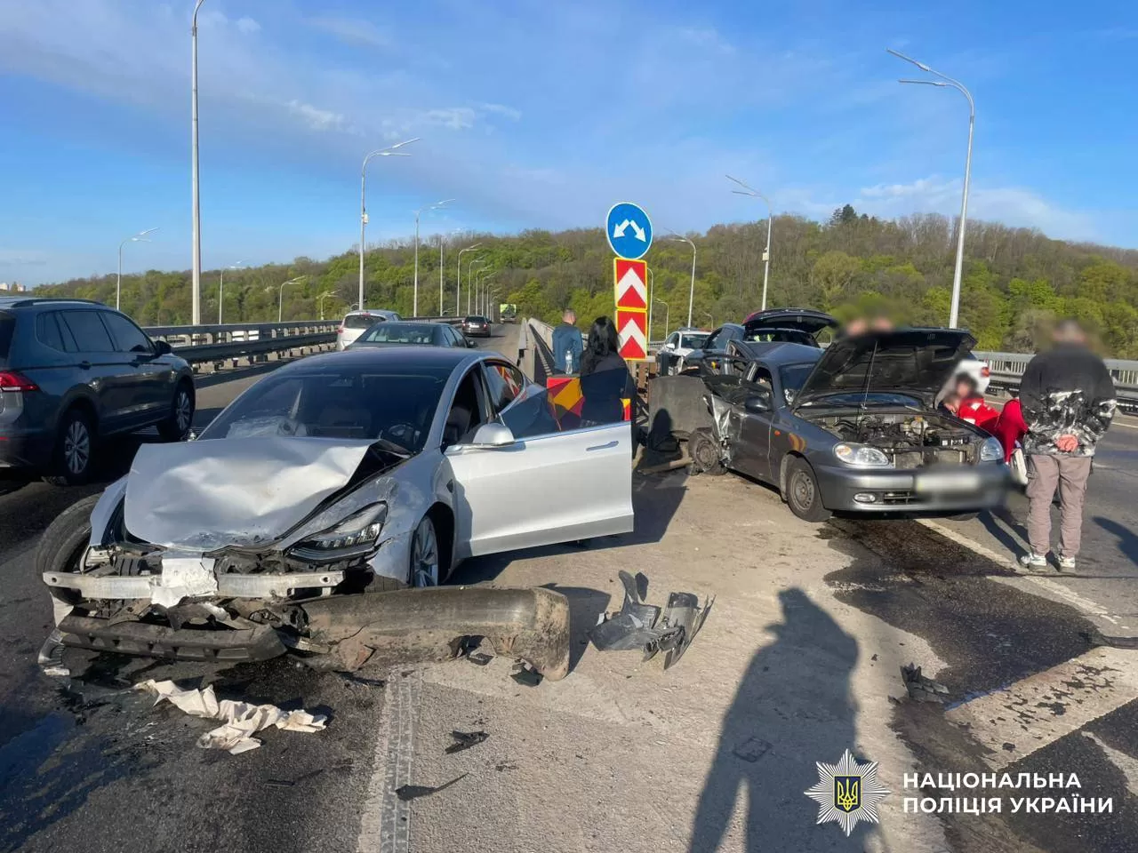 Фото до матеріалу: На Дарницькому мосту в Києві сталася смертельна ДТП: загинула жінка, водія затримали