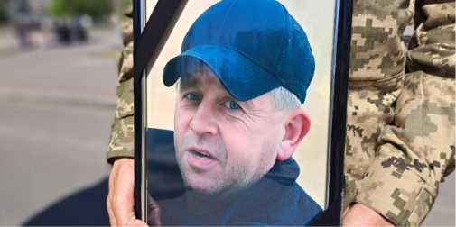 Фото до матеріалу: У Ковелі попрощалися з воїном Володимиром Карпуком: на похорон приїхав «англійський брат»