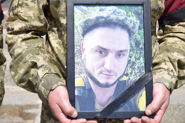 Фото до матеріалу: Троє захисників Хмельниччини повернулися «на щиті»: прощання у трьох громадах