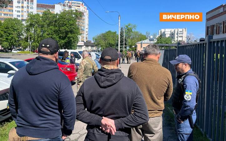 Фото до матеріалу: Ветерани очікують на суд ексдепутата Замирайла в Черкасах