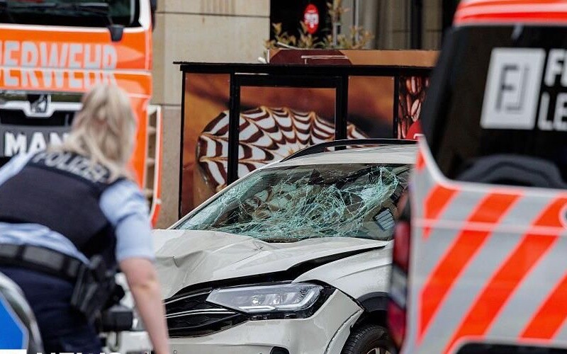 Фото до матеріалу: Трагедія в Лейпцигу: автомобіль в'їхав у натовп, є загиблі та поранені