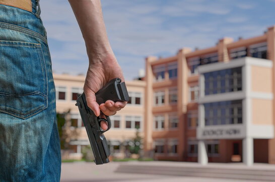 Фото до матеріалу: Чоловік у смокінгу продовжував їсти салат під час стрілянини в готелі США: історія, що розсмішила світ