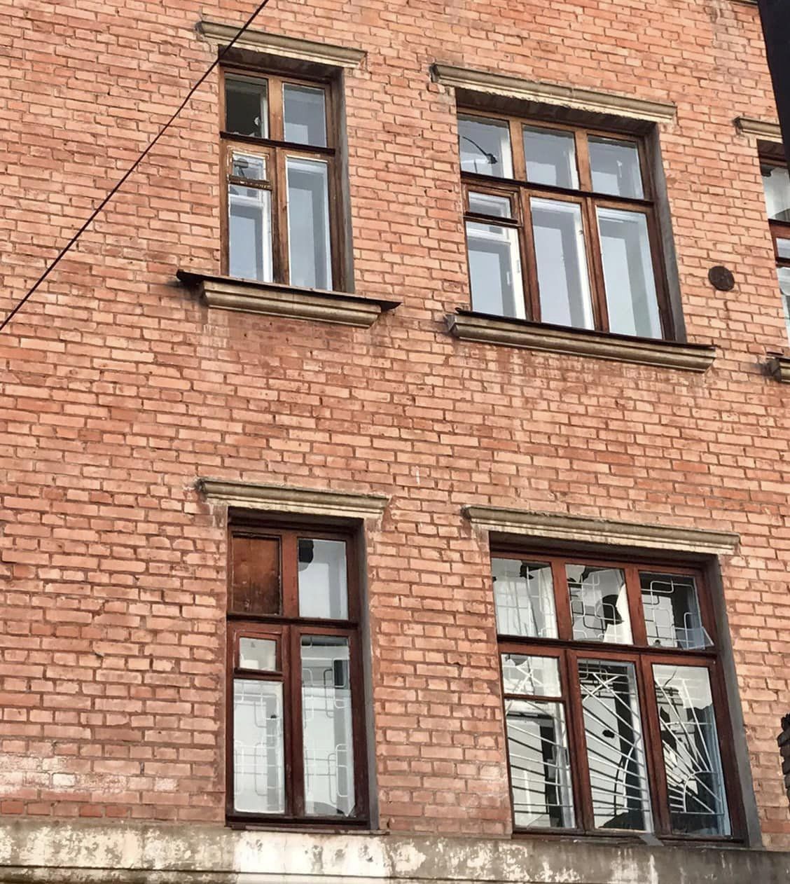 Фото до матеріалу: Нікопольщина під обстрілами: пожежа в Марганці та пошкодження коледжу в Нікополі