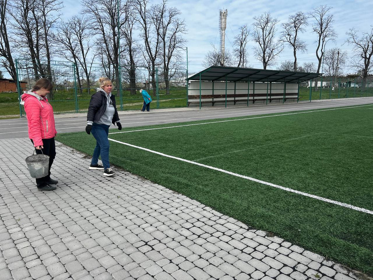 Фото до матеріалу: Чернівчани у День праці вийшли на толоку: оновили територію та підняли дух громади