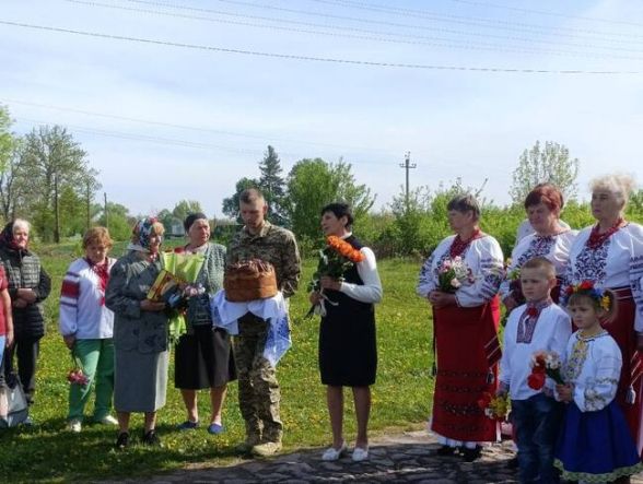 Фото до матеріалу: Андрій Гендега повернувся додому: Уланівська громада зустріла звільненого воїна квітами та прапорами