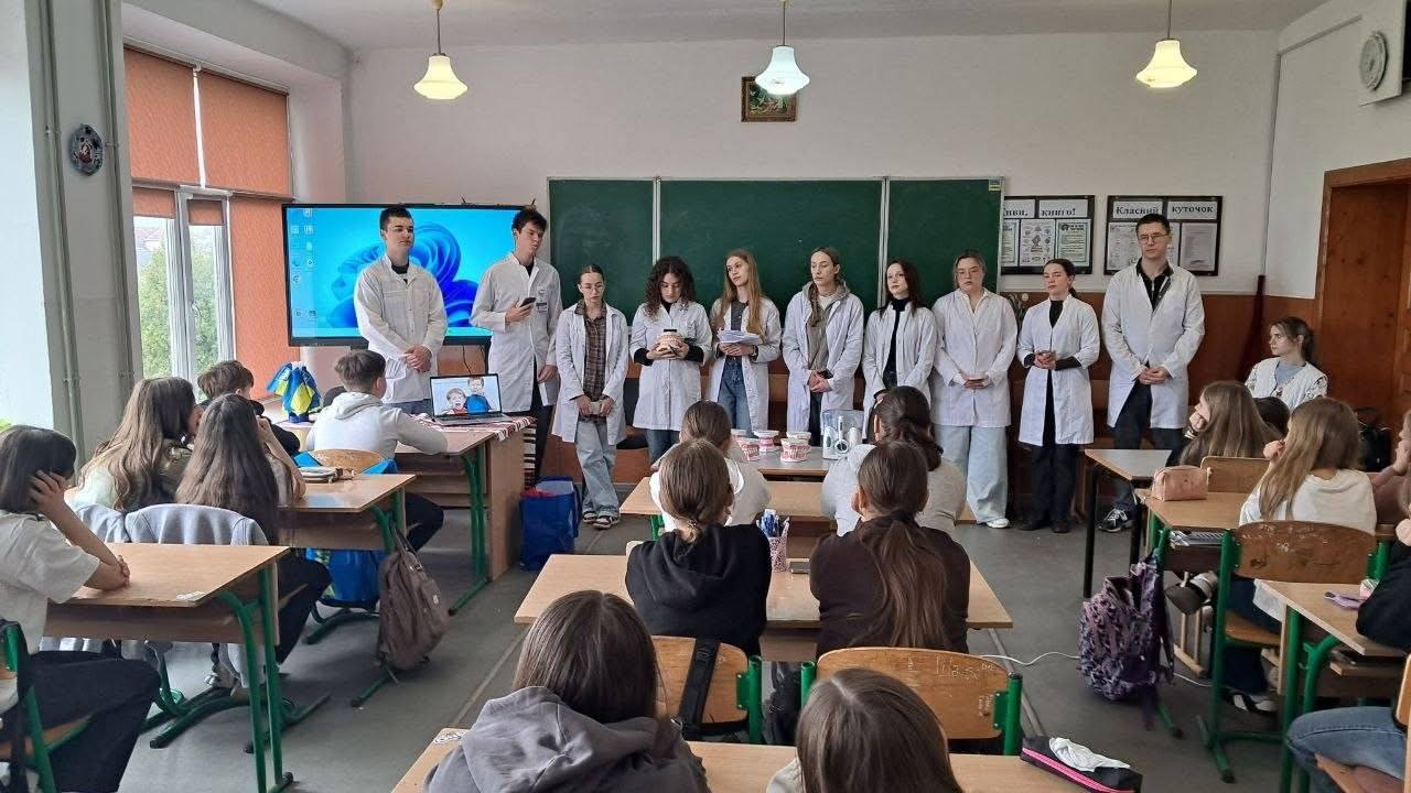 Фото до матеріалу: Студенти ІФНМУ провели навчальні заняття з гігієни для школярів Калуша та Голин
