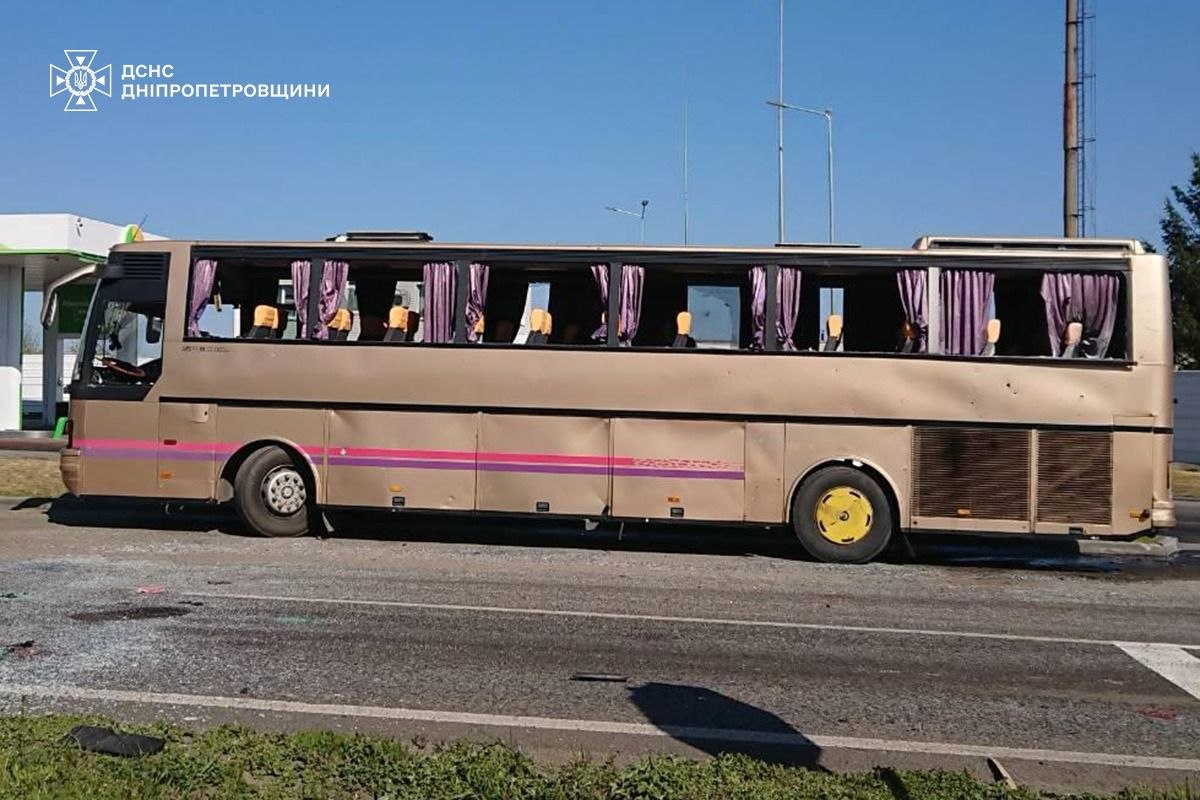 Фото до матеріалу: Російський дрон влучив поруч із автобусом із дітьми з Запоріжжя: 10-річний хлопчик поранений