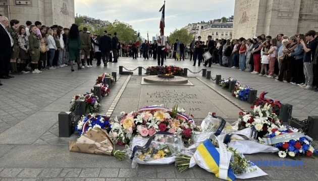 Фото до матеріалу: У Парижі під Тріумфальною аркою вшанували пам’ять жертв Чорнобильської катастрофи