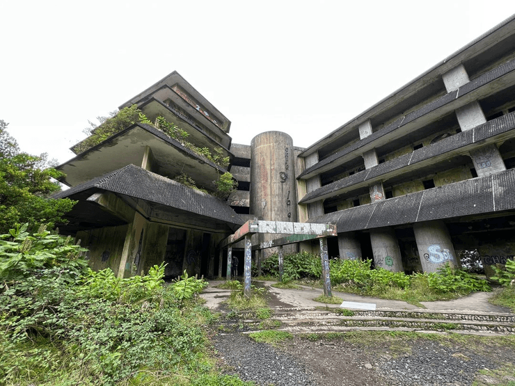 Фото до матеріалу: Готель Monte Palace на Азорських островах: як одна помилка знищила символ розкоші